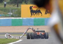 F1:阿尔伯斯带加油管潇洒比赛 世爵颜面尽失明年换车手
