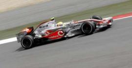F1：小汉不怕法拉利夹攻  总冠军比赢得比赛重要