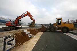 F1英国银石赛道维修区护墙重建 预计明年1月完工